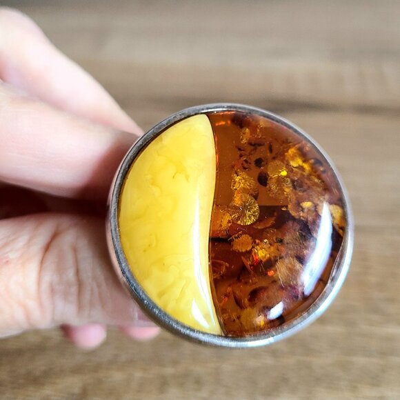 Oversized round sterling silver ring with 2 colors of Baltic Amber stone. Size 9 - Picture 3 of 16